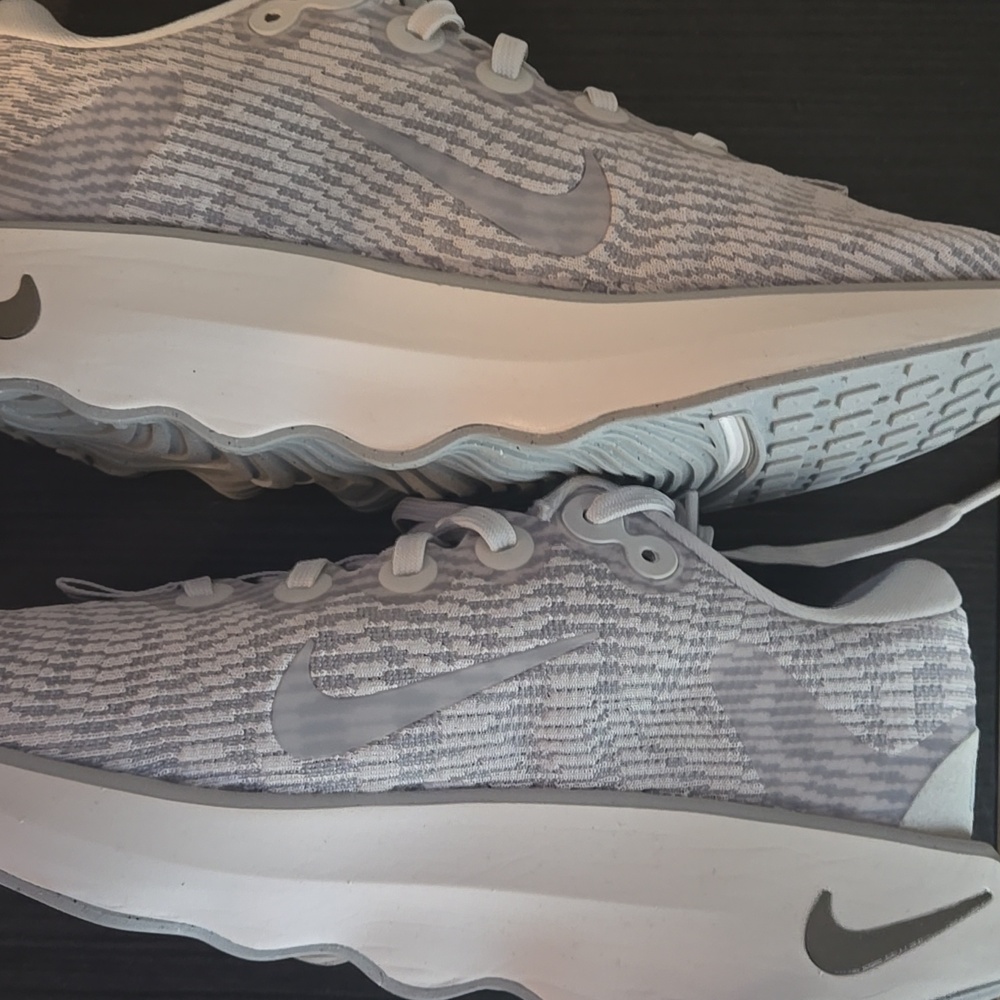 Nike Motiva Photon Dust WOMENS Size 9.5 NEW - Picture 3 of 7